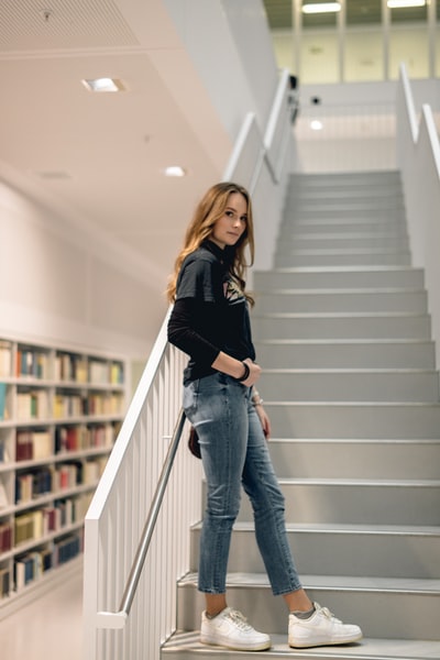 女人靠在楼梯
